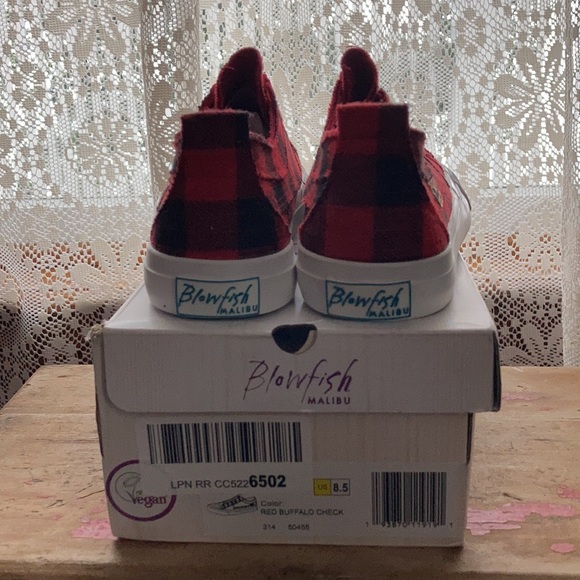 Women’s size 8.5 Blowfish Malibu sneakers . Never worn! Red Buffalo check design - Picture 4 of 9
